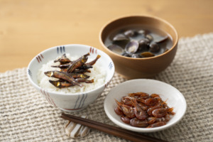 しじみの味噌汁とわかさぎの佃煮とえびの佃煮の写真